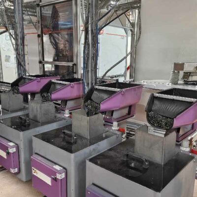 Distribution automatique de composants avec trémies et bols vibrants