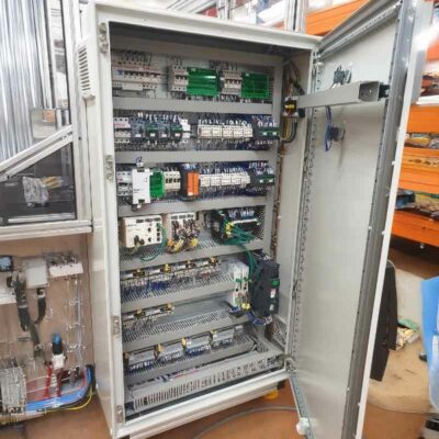 Préparation d’armoires, implantation des composants, raccordements, repérages et tests fonctionnels Préparation d’armoires, implantation des composants, raccordements, repérages et tests fonctionnels